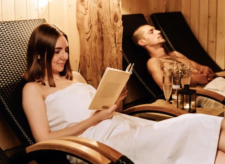 Po saunie czy jacuzzi można zrelaksować się w wypoczywalni