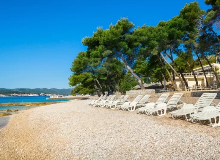 Hotel udostępnia leżaki na plażę