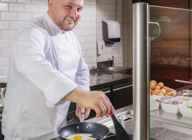 Szef kuchni dba o jakość posiłków