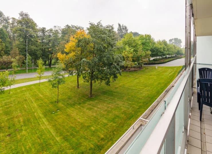 Z innych sąsiadujący z apartamentowcem Park im. Fredry