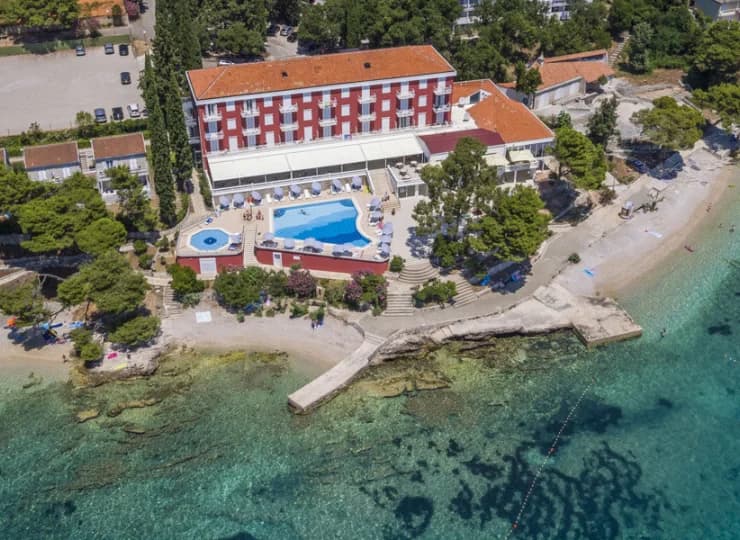 Hotel jest położony tuż przy plaży, kwadrans spacerem od miasteczka