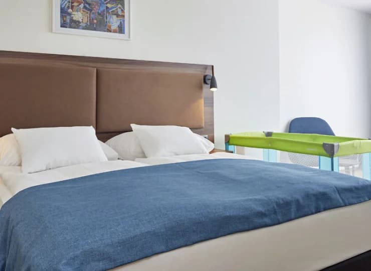 Pokoje w budynku hotelowym są nowoczesne i stylowe