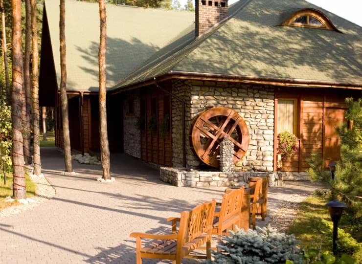 Obok hotelu mieszczą się dwie tematyczne restauracje