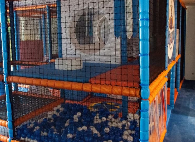 Na dzieci czeka tutaj sala zabaw z małpim gajem