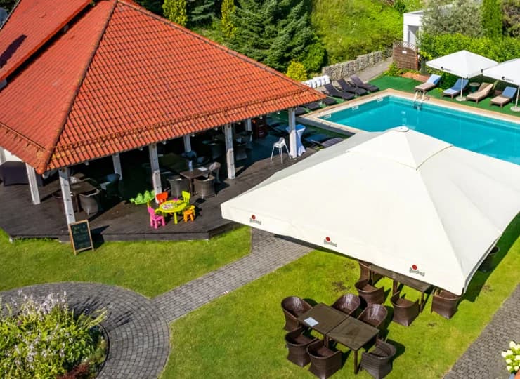 Na terenie hotelu znajduje się duży ogród, wiata grillowa, leżaki