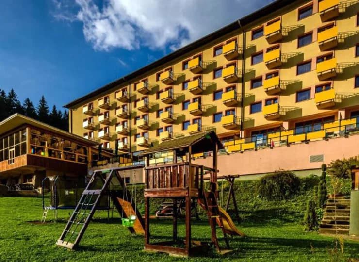 Na najmłodszych czeka plac zabaw i kącik dla dzieci w hotelu