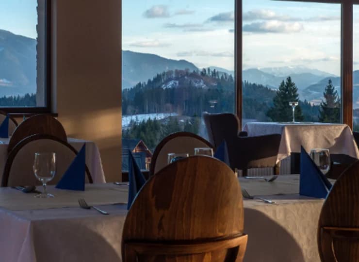 Do sali restauracyjnej przylega salonik, oferujący zachwycający panoramę gór