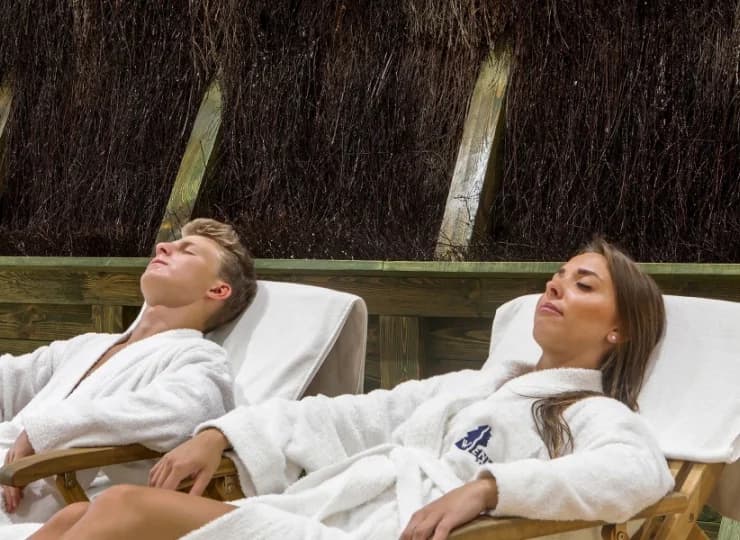 Salon wypoczynkowy z tężnią solankową oddaje uzdrowiskowy charakter obiektu