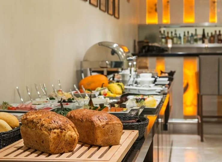 Świeże, pachnące pieczywo zachęca gości do skosztowania śniadania