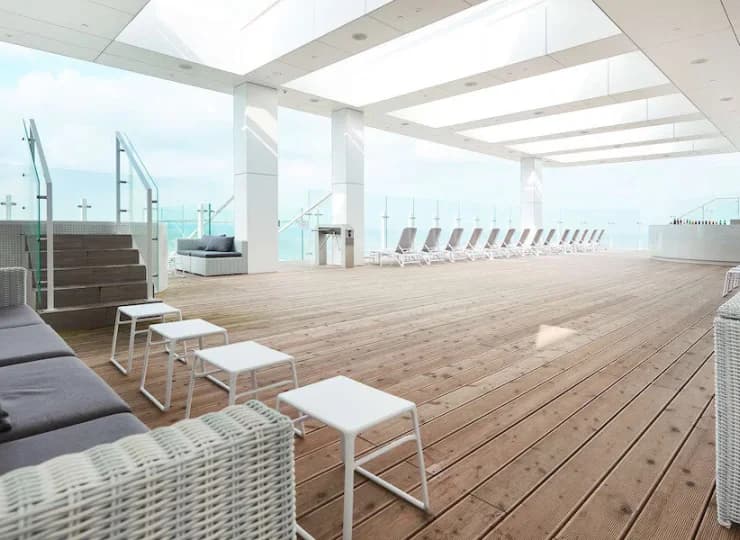 Przygotowano tu pool bar i dużo miejsca do wypoczynku z widokiem na morze