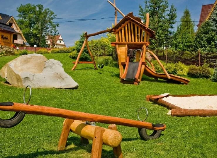 Na placu zabaw przygotowano huśtawki, piaskownicę, zjeżdżalnię z domkiem