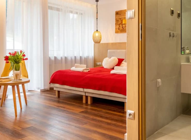 Pokoje posiadają łazienki z prysznicem, dostęp do Wi-Fi, balkon