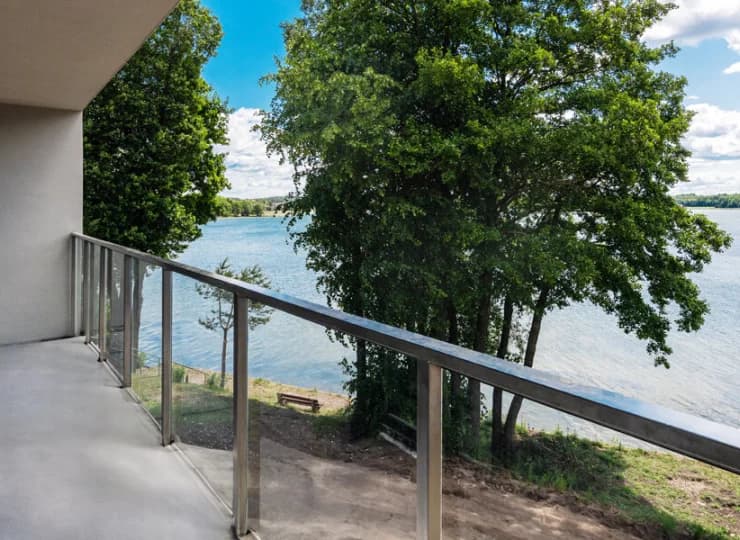 Hotel jest położony wprost nad brzegiem jeziora Święcajty