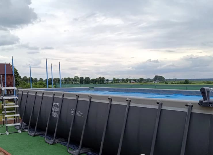 Latem w ogrodzie jest rozstawiany spory basen