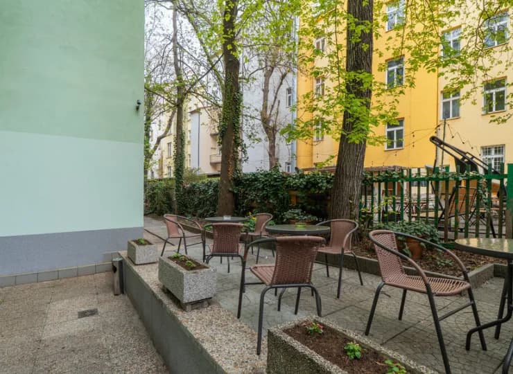 Na dziedzińcu kamienicy można zrelaksować się wśród zieleni