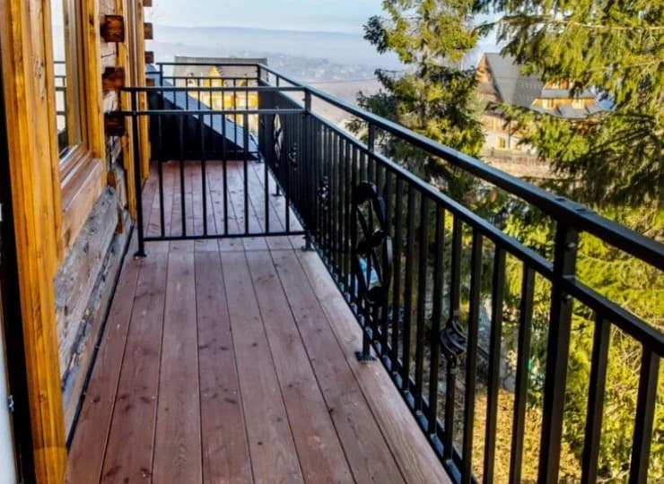 Apartament Leśny posiada balkon z widokiem na góry