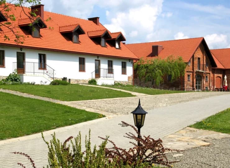 Ponadto wygodne i przytulne pokoje 3* urządzono w dawnej Oficynie Folwarku