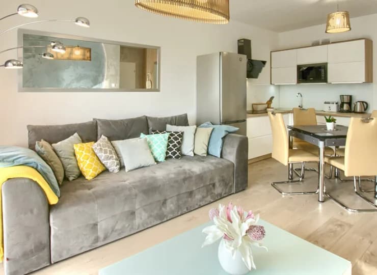 Rozkładana sofa (lub narożnik) stanowi wygodne miejsce do spania dla 2 osób
