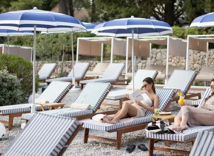 Plaża bezpośrednio przy hotelu, z wygodnymi leżakami i parasolami