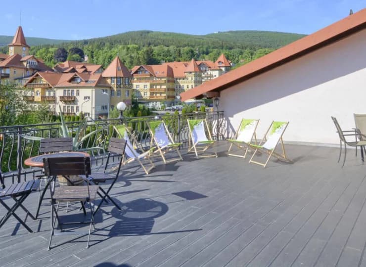 Hotel wyróżnia taras widokowy z widokiem na Góry Izerskie i malowniczą zabudowę