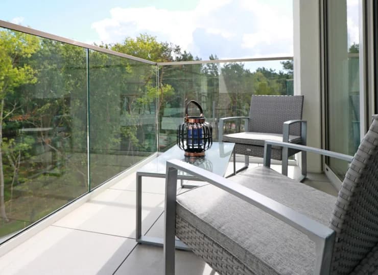 Apartamenty posiadają balkony z widokiem na nadmorski park