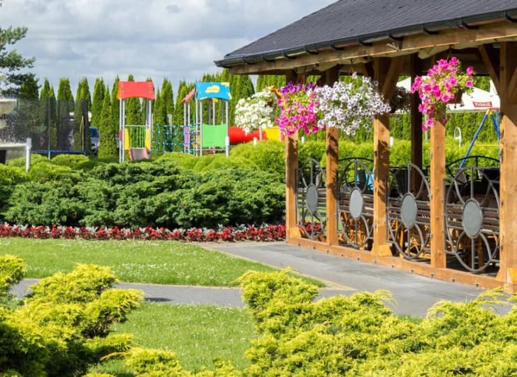 Hotel otacza przestronny ogród z atrakcjami, m.in. chatą grillową, placem zabaw