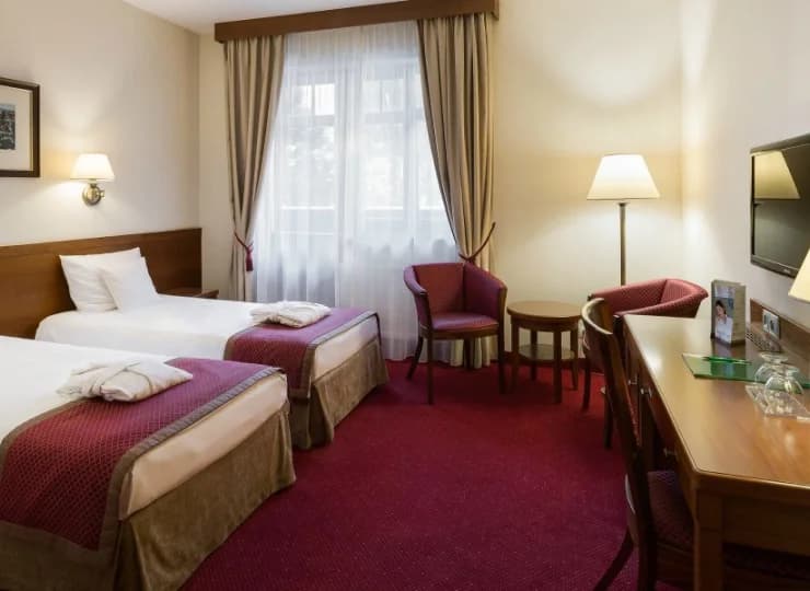 W hotelu przygotowano klimatyzowane pokoje