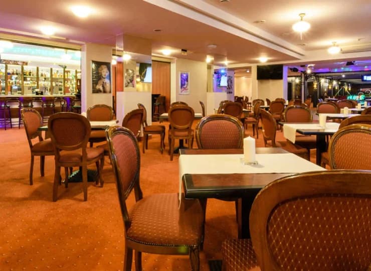 W hotelu mieści się Klub Retro z dobrze wyposażonym drink barem