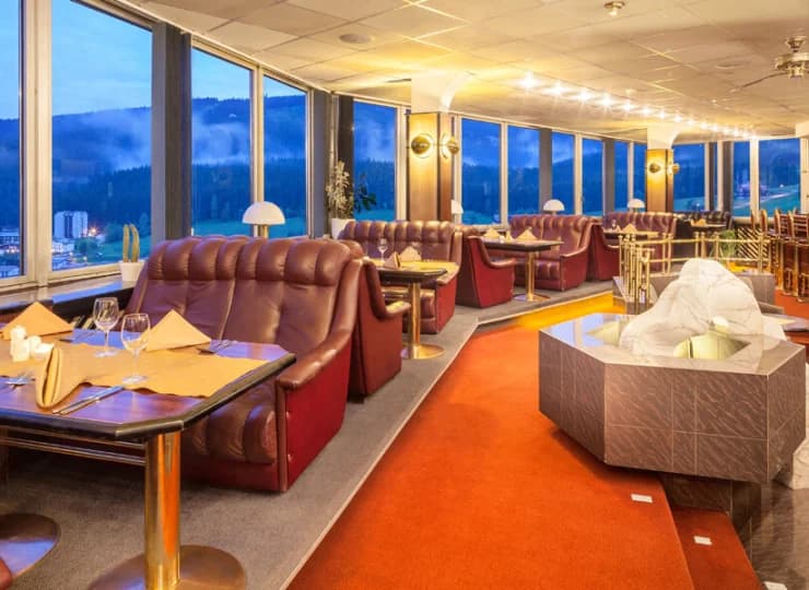 Na najwyższym piętrze hotelu mieści się Sky Bar 18