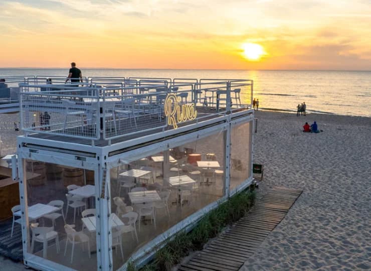 Kawiarnia Riva mieści się wprost na plaży