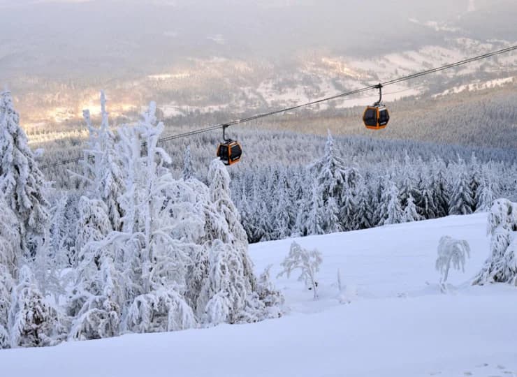 Hotel Era dzieli tylko 200 m do dolnej stacji kolejki gondolowej