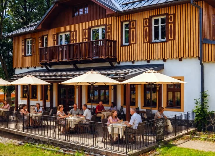 Restauracja ma przyjemny taras z parasolami