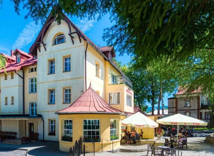 Hotel Kryształ jest znakomicie położony przy ul. Zdrojowej