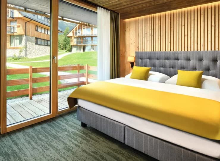 Na gości czekają komfortowe i przestronne pokoje oraz apartamenty