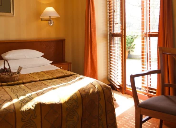 W pokojach Deluxe znajduje się balkon lub taras