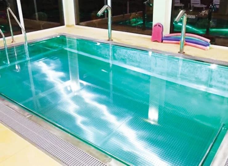Na terenie obiektu znajduje się basen ze stanowiskami do hydromasażu