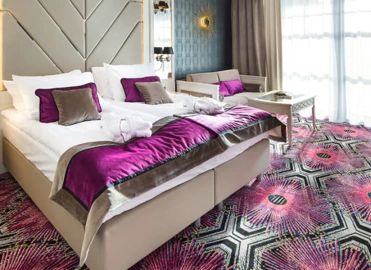 Na gości czeka tu klimatyzacja, szlafroki, kapcie, sejf, minibar, TV, wifi