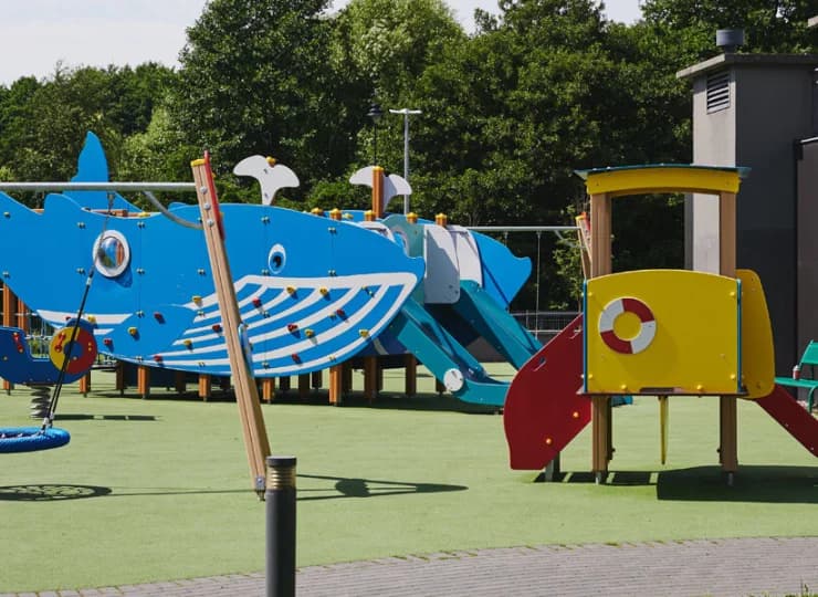 Z myślą o najmłodszych gościach na terenie obiektu urządzono plac zabaw