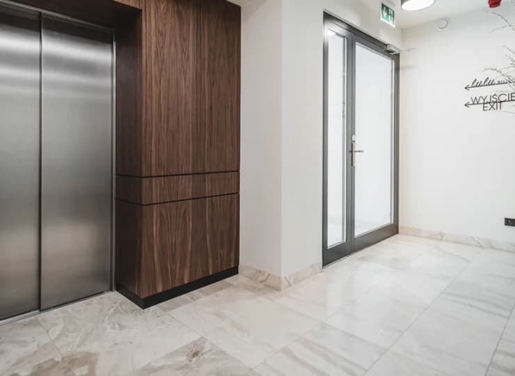 Apartamentowiec jest nowoczesnym budynkiem z windą