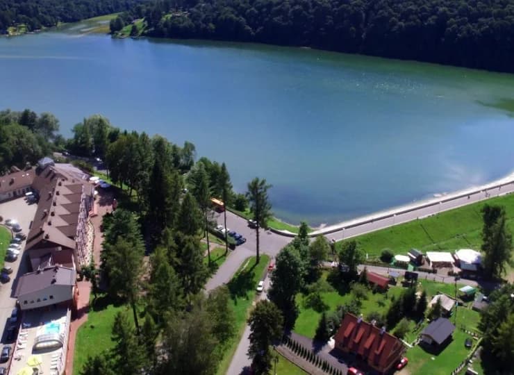 Z okien hotelu roztacza się widok na jezioro i zaporę