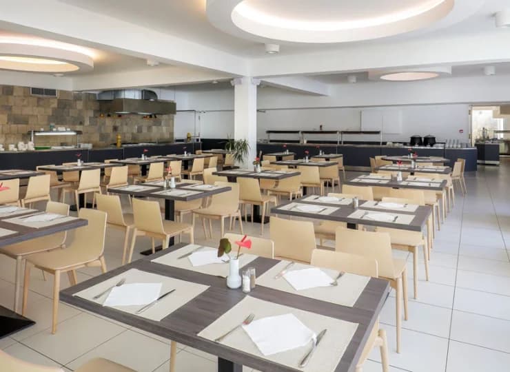 Posiłki odbywają się w przestronnej restauracji