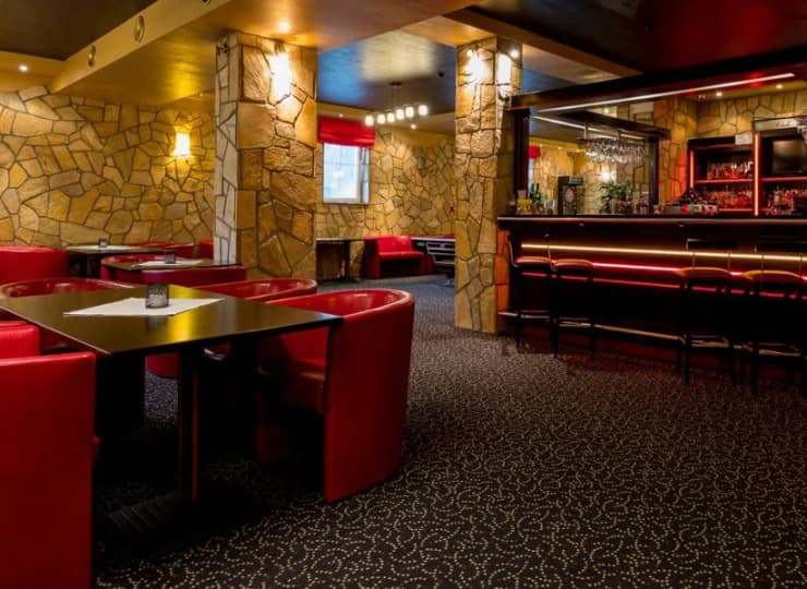Hotel posiada kilka miejsc do wieczornego odprężenia