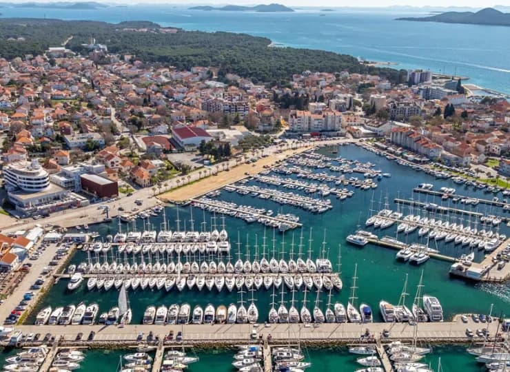 Hotel mieści się przy samiutkiej marinie