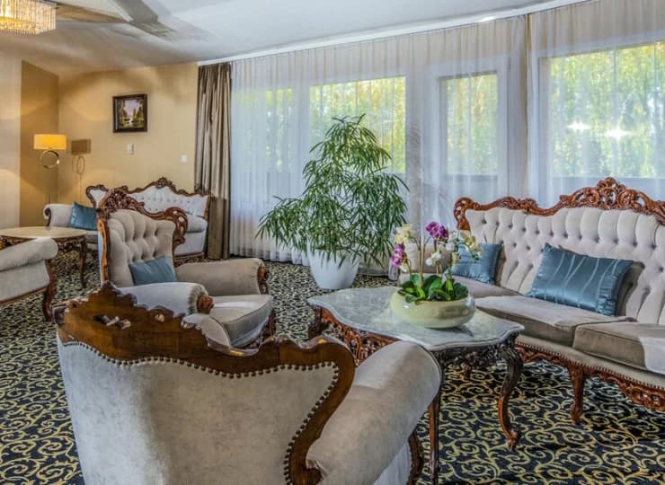 Apartament suite (100 m2 powierzchni) ma 2 odrębne sypialnie i przestronny salon