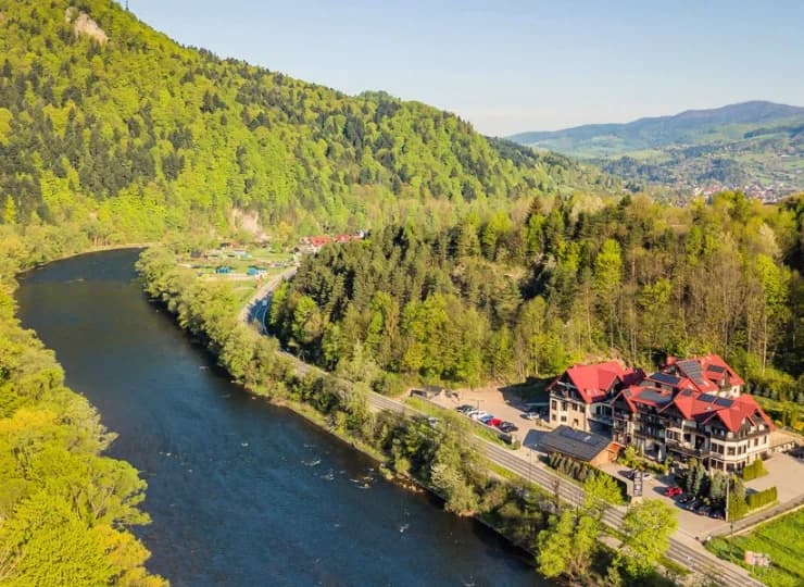 Hotel jest malowniczo umiejscowiony nad samym Dunajcem