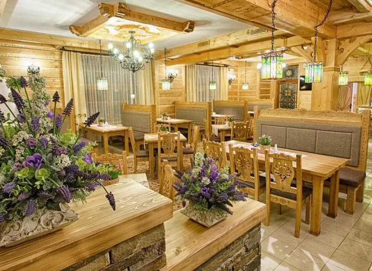 Restauracja Stylowa urządzona jest w podhalańskim klimacie