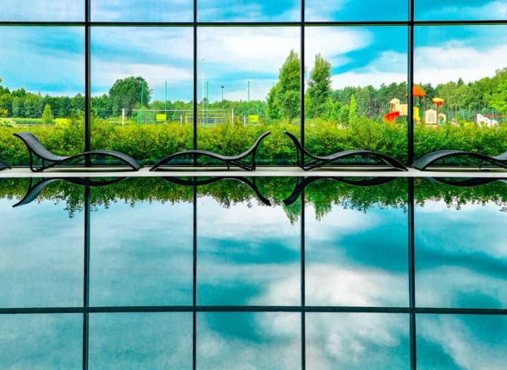 Hotel posiada wewnętrzną i zewnętrzną strefę basenową