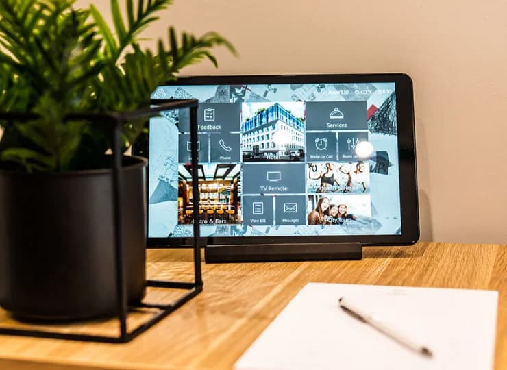 Pokoje są wyposażone w tablet do sterowania klimatyzacją i kontaktu z recepcją