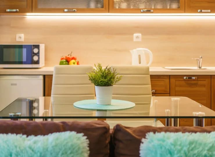 Aneks kuchenny i stół jadalny w 4-osobowym apartamencie nr 6