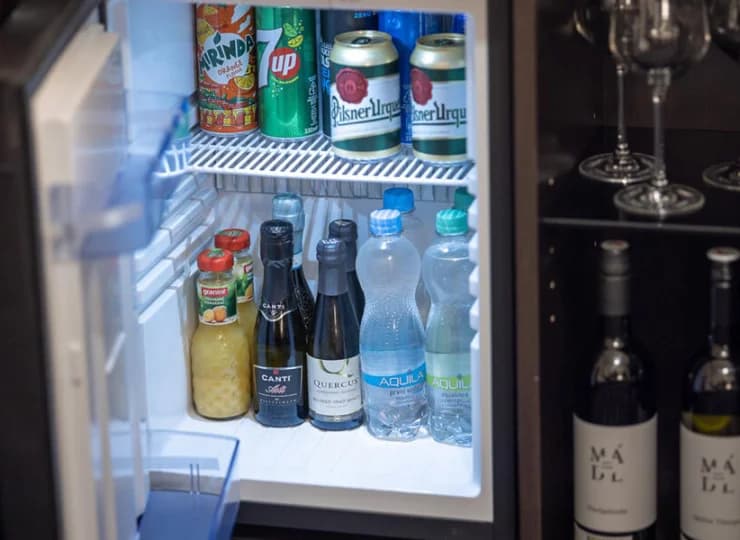 W pokoju jest minibar, z którego można korzystać za opłatą